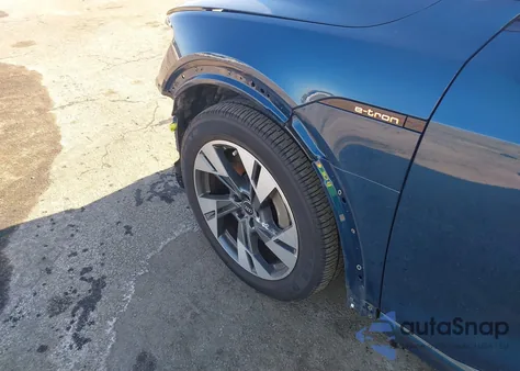 2022 Audi E-Tron Premium Quattro z USA, uszkodzony, nr VIN WA1AAAGE0NB010560